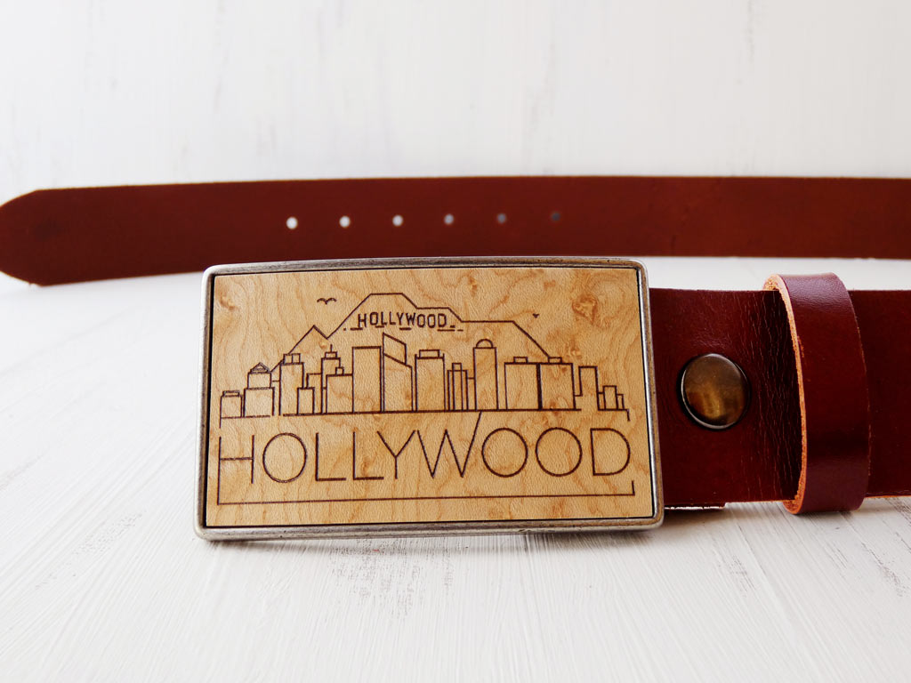 Hebilla de cinturón con un grabado detallado del skyline de Hollywood, capturando los contornos icónicos de esta famosa área de Los Ángeles. Este accesorio elegante y llamativo es perfecto para los aficionados al cine y a la cultura popular, combinando funcionalidad con un tributo estético a la capital del entretenimiento.