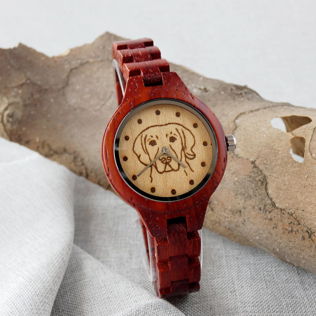 Reloj de pulsera con un diseño especial en el dial que presenta la cara grabada de un Labrador Retriever. Este accesorio combina funcionalidad y estilo, ideal para amantes de los perros y de la moda que buscan un toque personal y distintivo en su vestimenta.