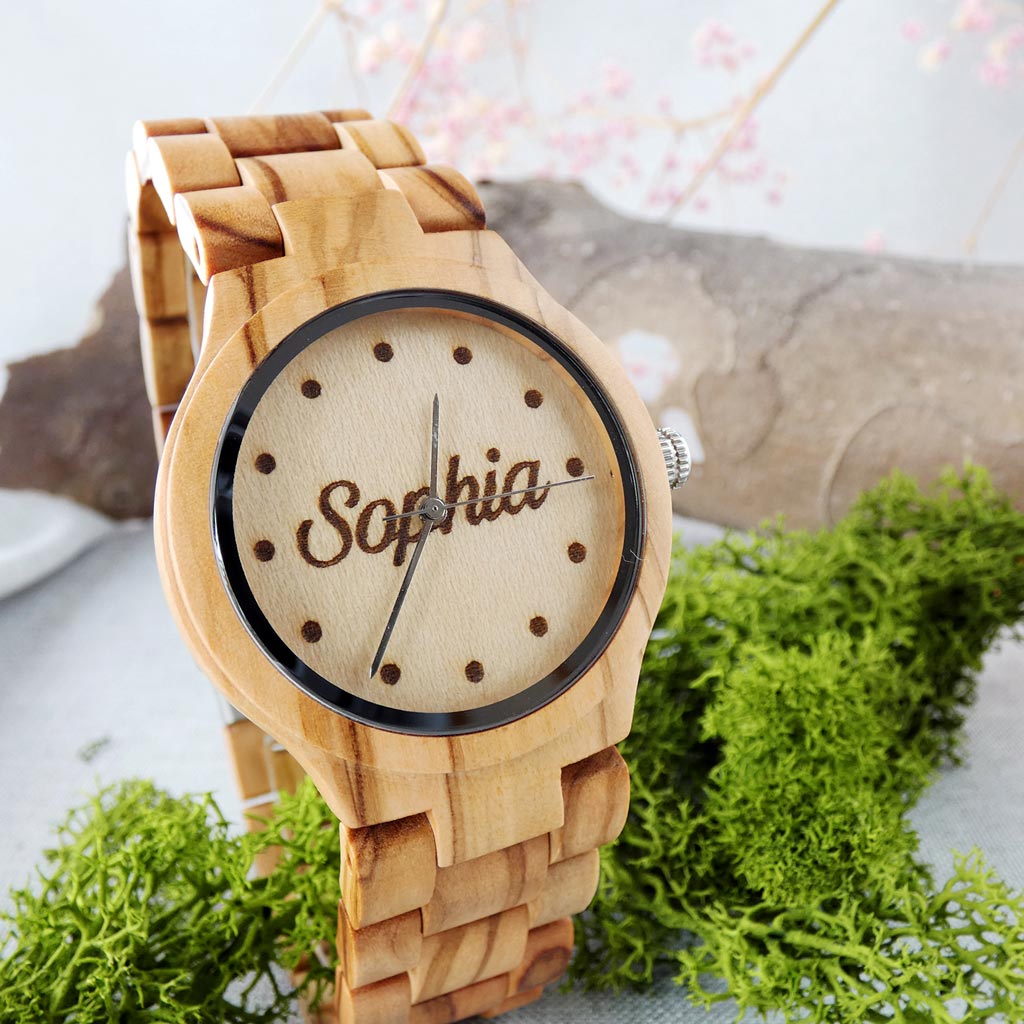 Reloj de pulsera con dial personalizado que muestra el nombre de un ser querido, combinando elegancia y un toque personal en su diseño. Este reloj es perfecto para regalar, representando un recuerdo duradero y significativo para quien lo recibe
