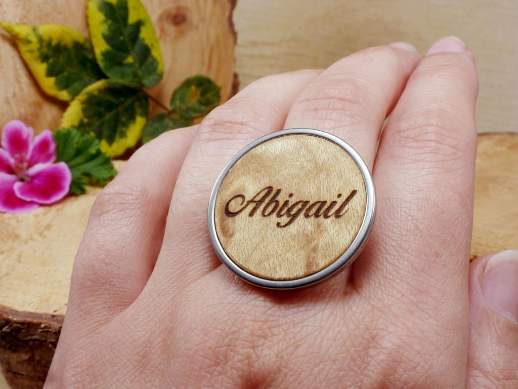 Anillo ajustable y llamativo hecho a mano con madera natural y acero personalizado con el nombre de mujer de Abigail
