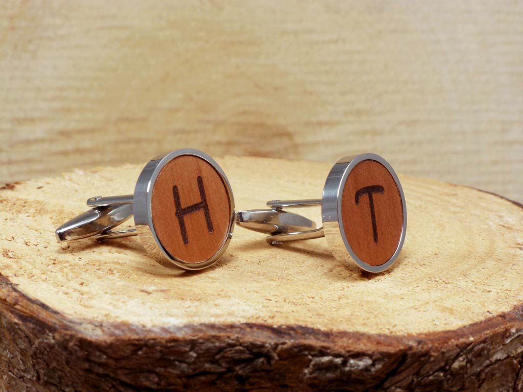 Gemelos de madera y acero personalizados con el grabado de una inicial, joyería hecha a mano personalizada para hombres.