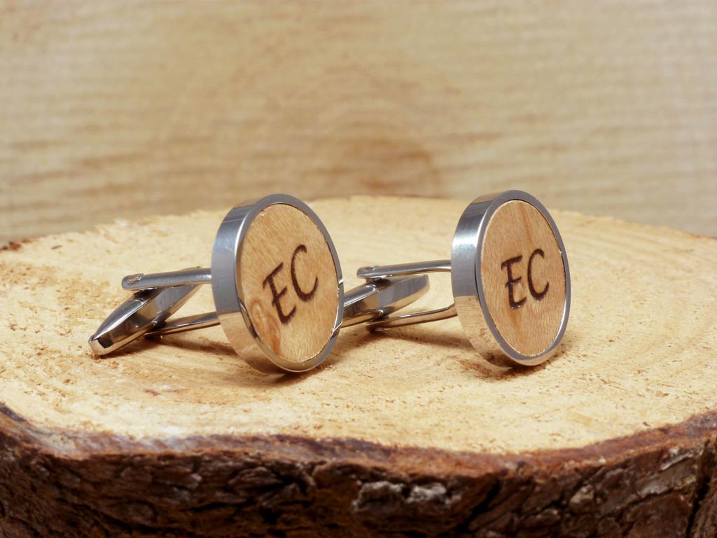 Gemelos de madera y acero personalizados con el grabado de una inicial, joyería personalizada artesanal para hombres.