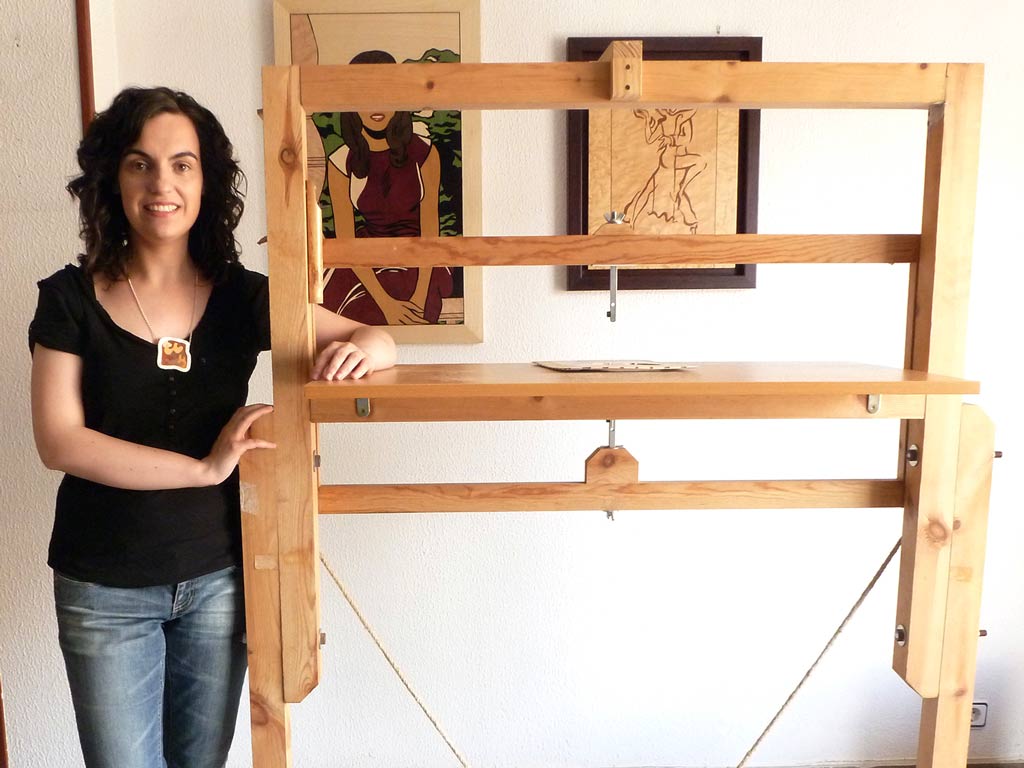 Artesana de la madera, junto la Sierra de Ballesta para hacer marquetería en su taller en Barcelona