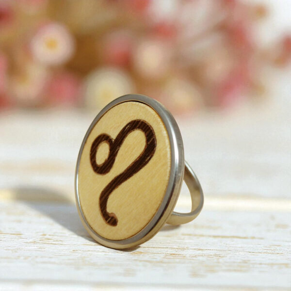 Adjustable Leo ring with wooden zodiac detail and metal band