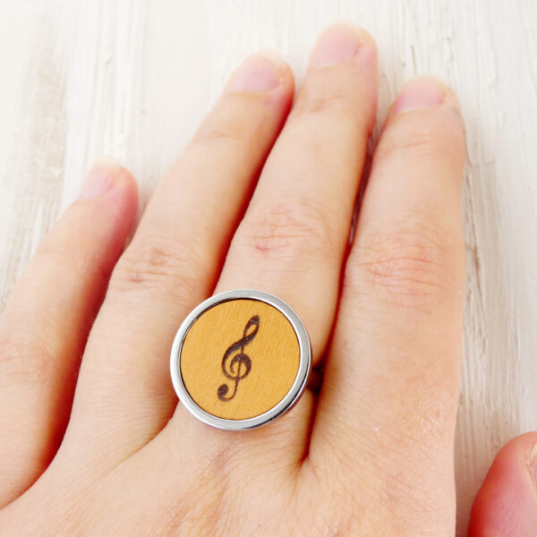 Adjustable wooden ring for women with treble clef engraving