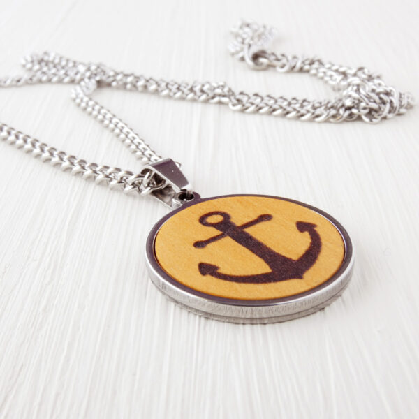 Engraved anchor necklace in wood with stainless steel chain