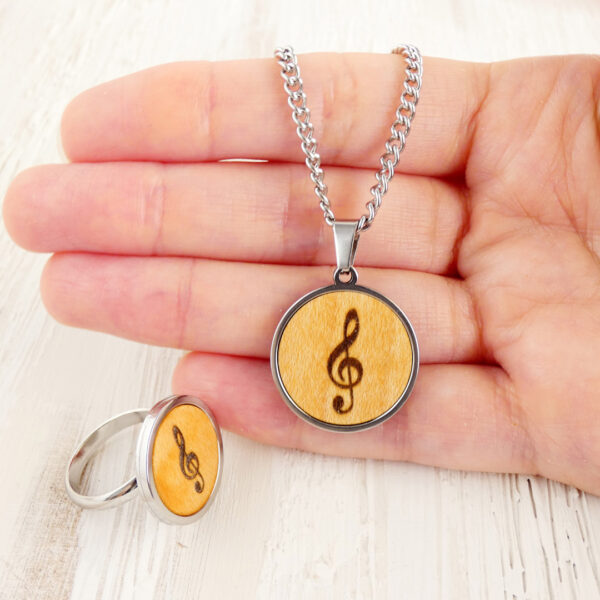 Engraved jewelry for women with treble clef symbol – wooden necklace and ring