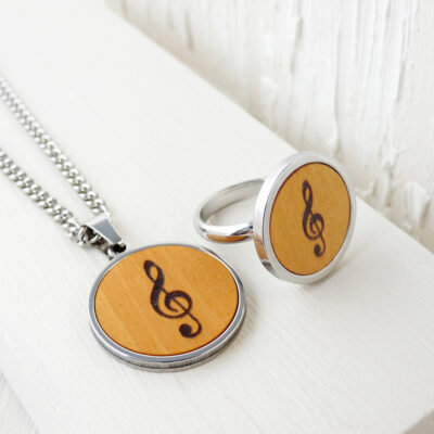 Engraved wood jewelry set with treble clef – wooden ring and necklace with stainless steel