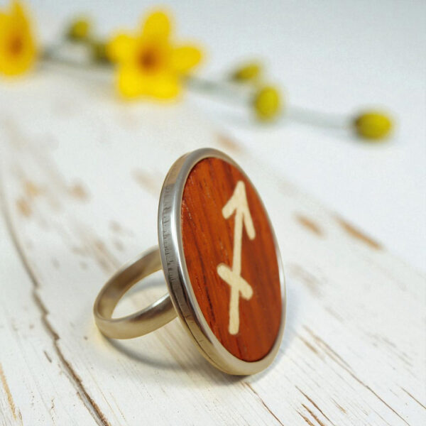 Gift idea for Sagittarius woman – wooden ring with arrow zodiac symbol