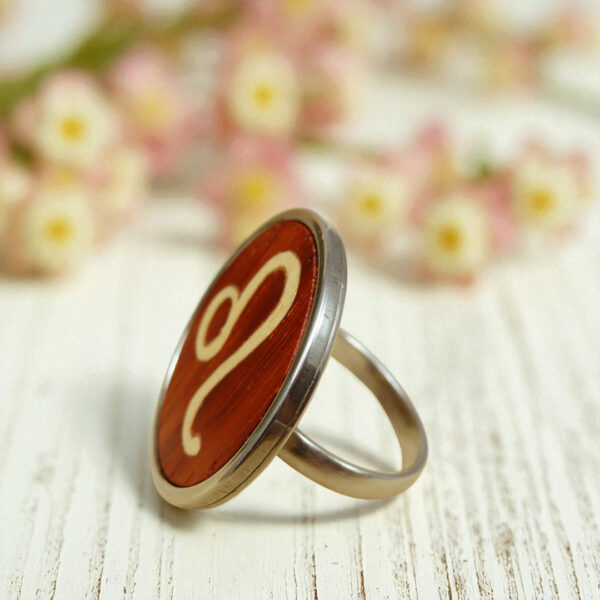 Horoscope ring with Leo zodiac sign in wood marquetry