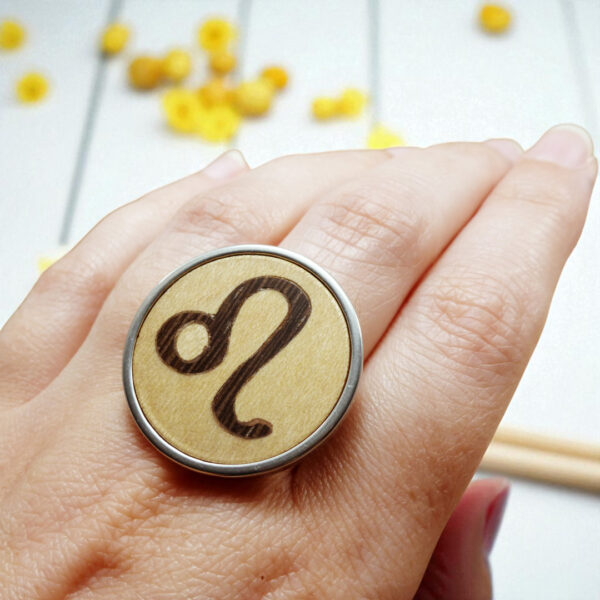 Leo zodiac gift ring with wooden detail and stainless steel finish
