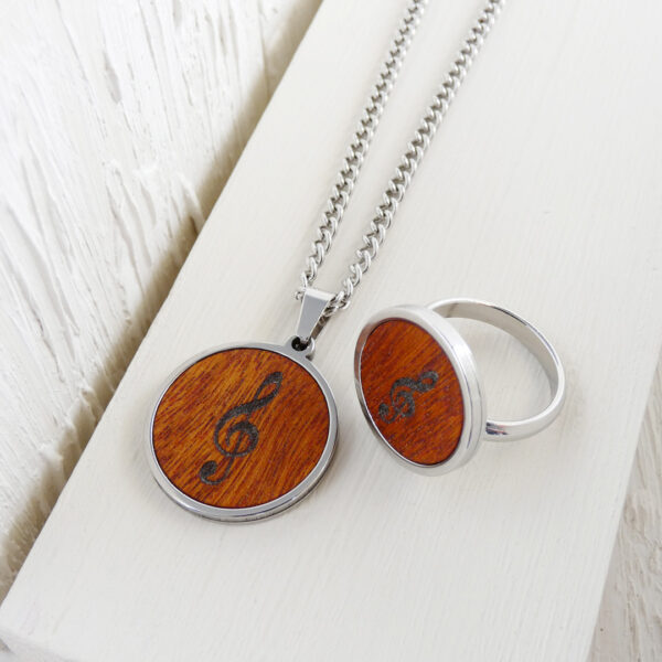 Matching wooden jewelry set with treble clef engraving – necklace and ring