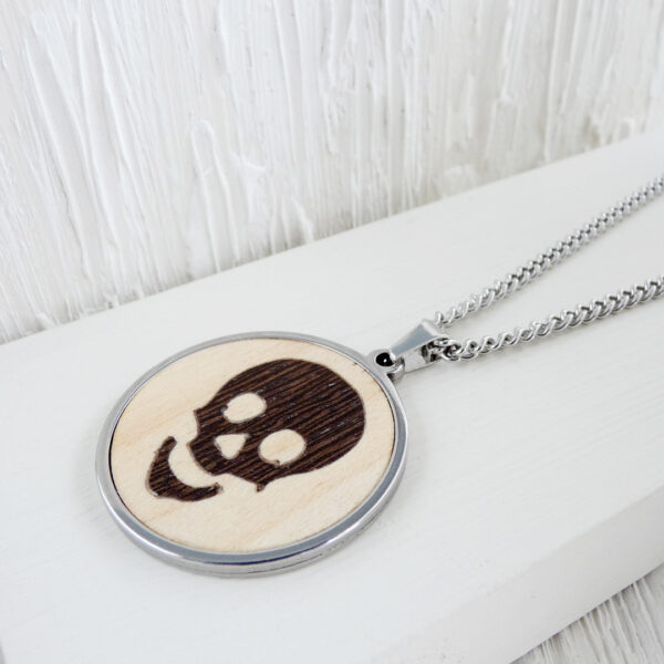 Men’s necklace with wooden skull design