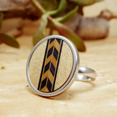 Metal ring with wood inlay – sycamore wood and geometric pattern in stainless steel