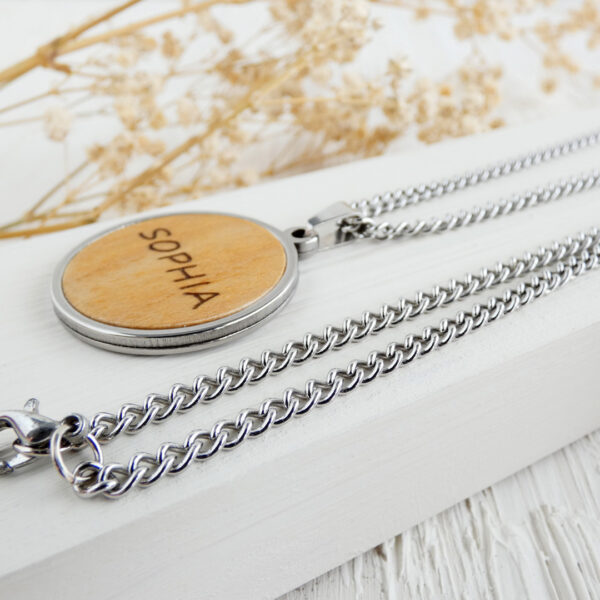 Wooden name pendant necklace as a gift for grandmothers