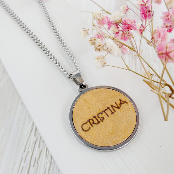 Engraved wooden name necklace – Gift for mothers with child's name