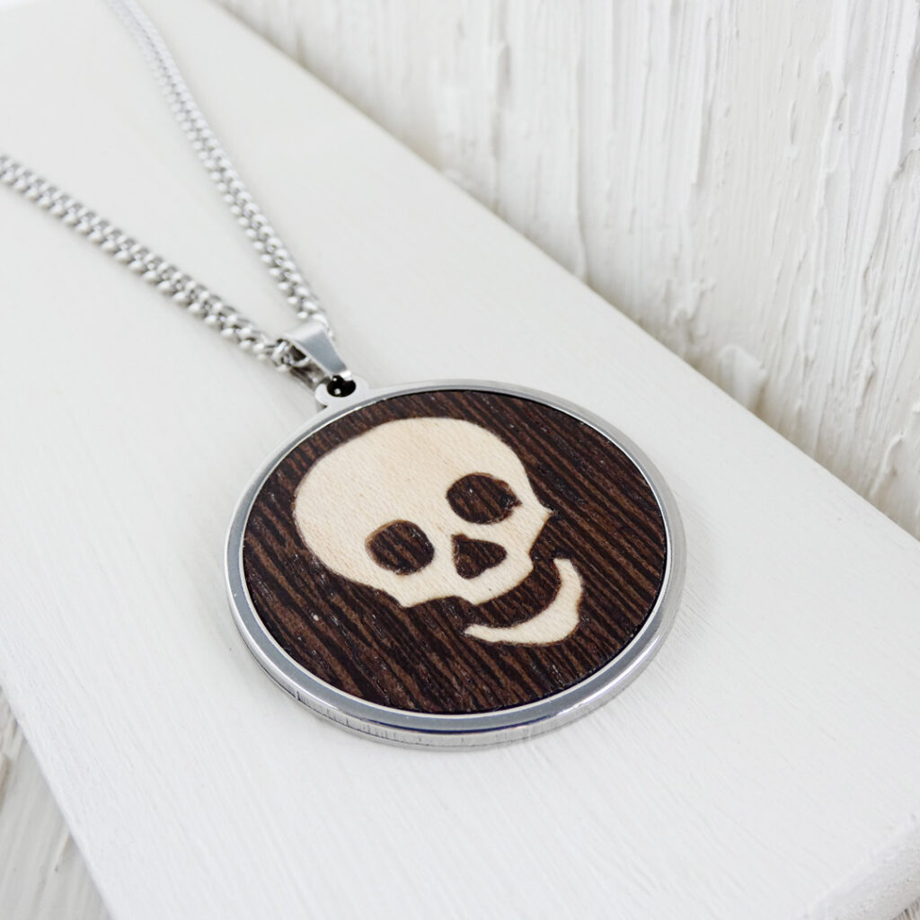 Stainless steel skull necklace with wood inlay – bold and natural design