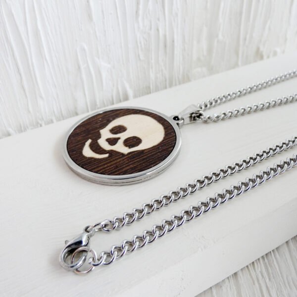 Stylish skull necklace with round wooden pendant
