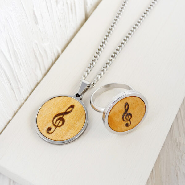 Wooden jewelry set for musicians with engraved musical symbol